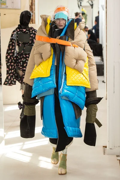 Look 16